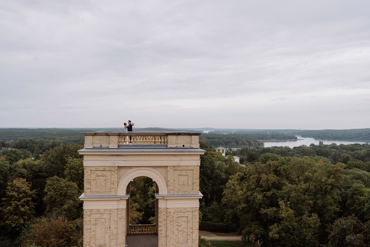 Paar steht oben auf Ostturm über dem Standesamt Zimmer des Schlosses auf dem Pfingstberg Belvedere