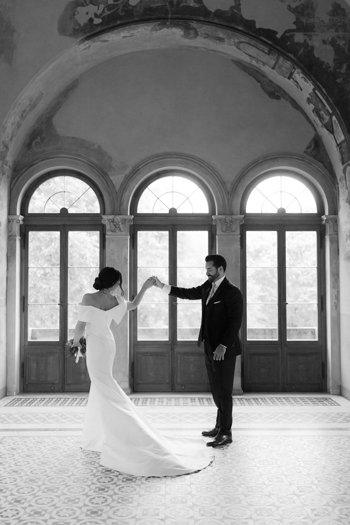 Hochzeitsfoto der Braut vor den runden Fenstern im Belvedere, Potsdam