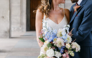 Hochzeitsfotograf Berlin Friedrichshain: Urbanes und emotionales Brautpaar-Portrait bei der Hochzeit im Old Smithy's Dizzle