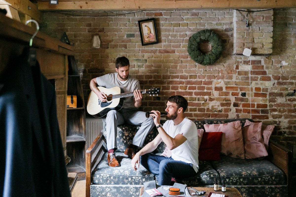 Trauzeuge spielt für Bräutigam auf der Gitarre