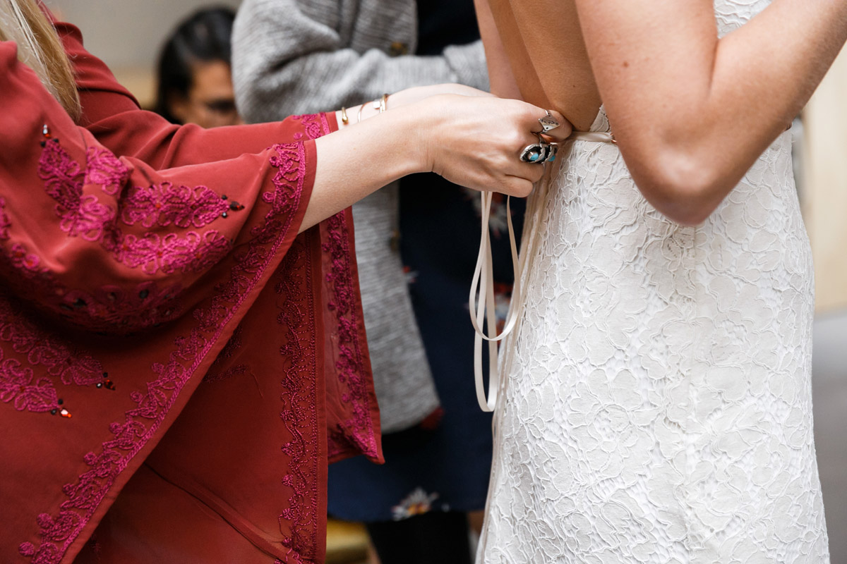 Detailfoto Ankleiden der Braut