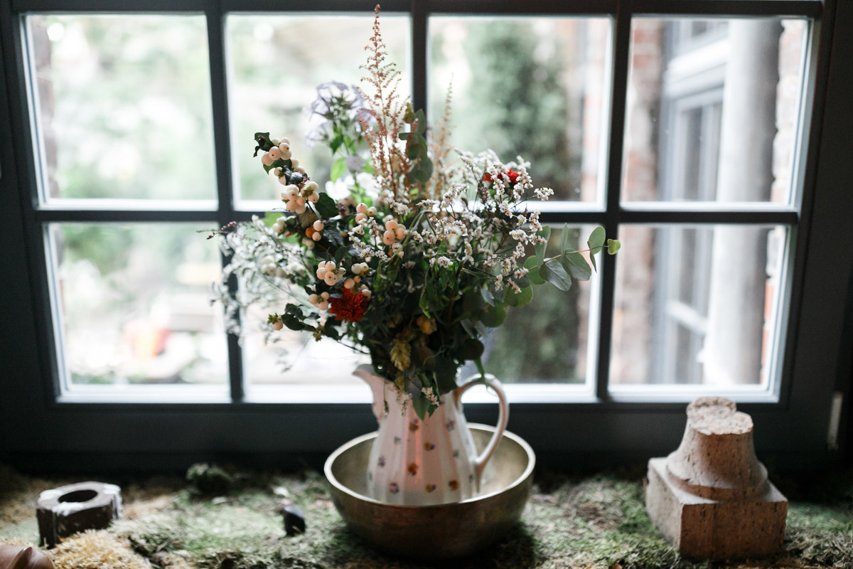 Detailfoto von herbstlichem Sträußchen in Vase bei Herbsthochzeit