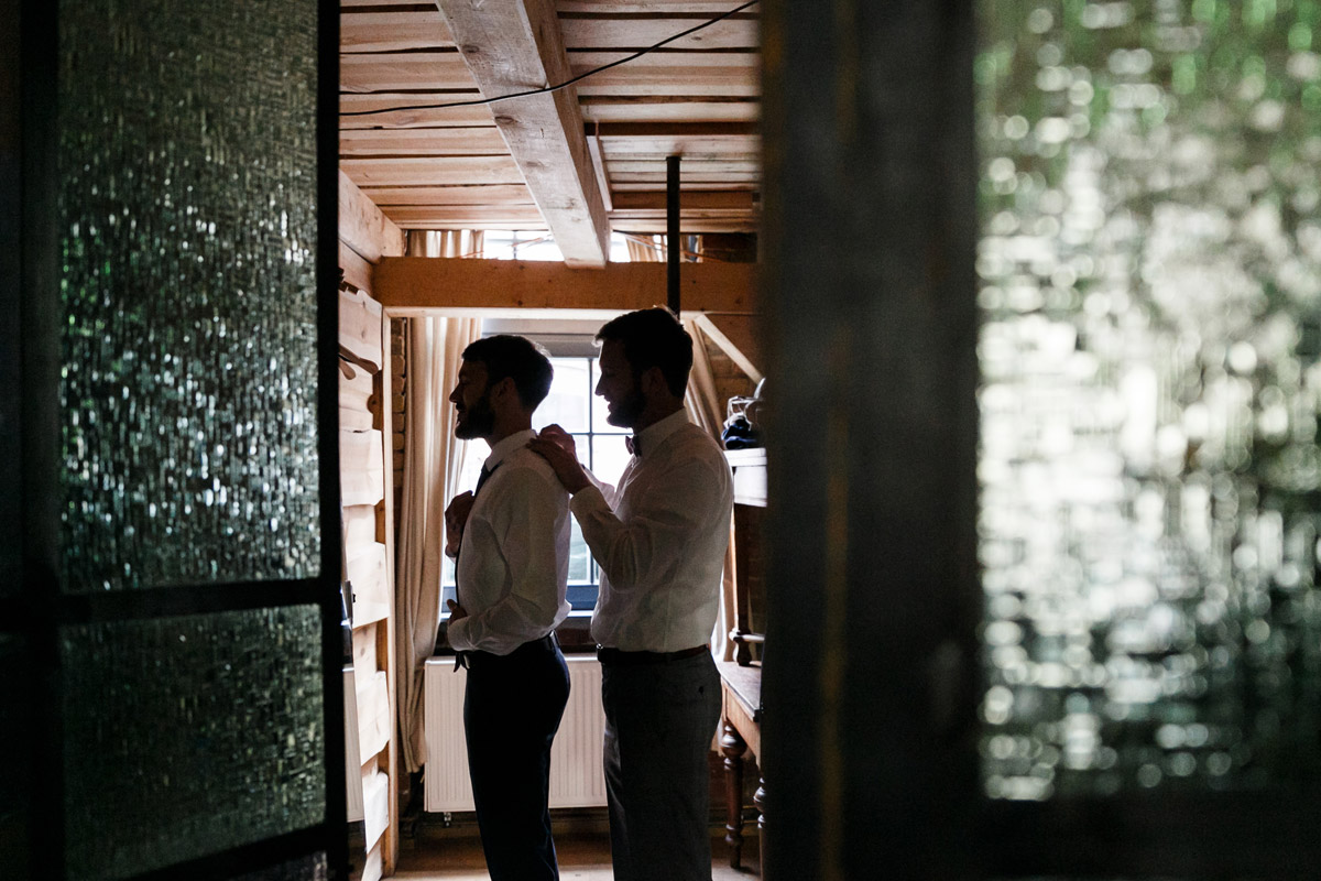 Ankleiden des Bräutigams