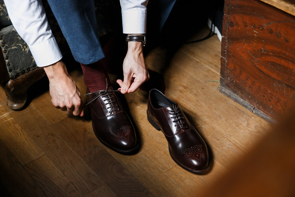 Bräutigam zieht Schuhe an - Detailfoto