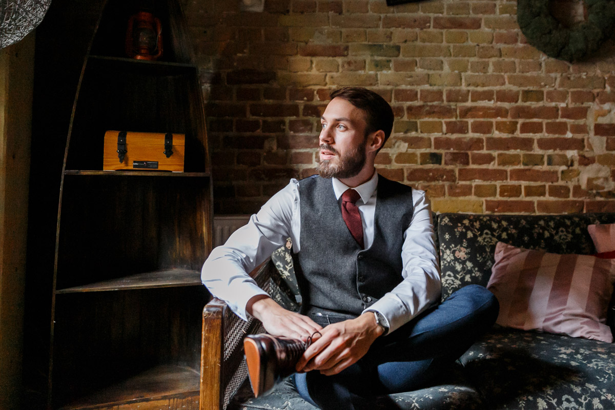 stimmungsvolles Hochzeitsportrait von Bräutigam im Old Smithy's Dizzle Berlin