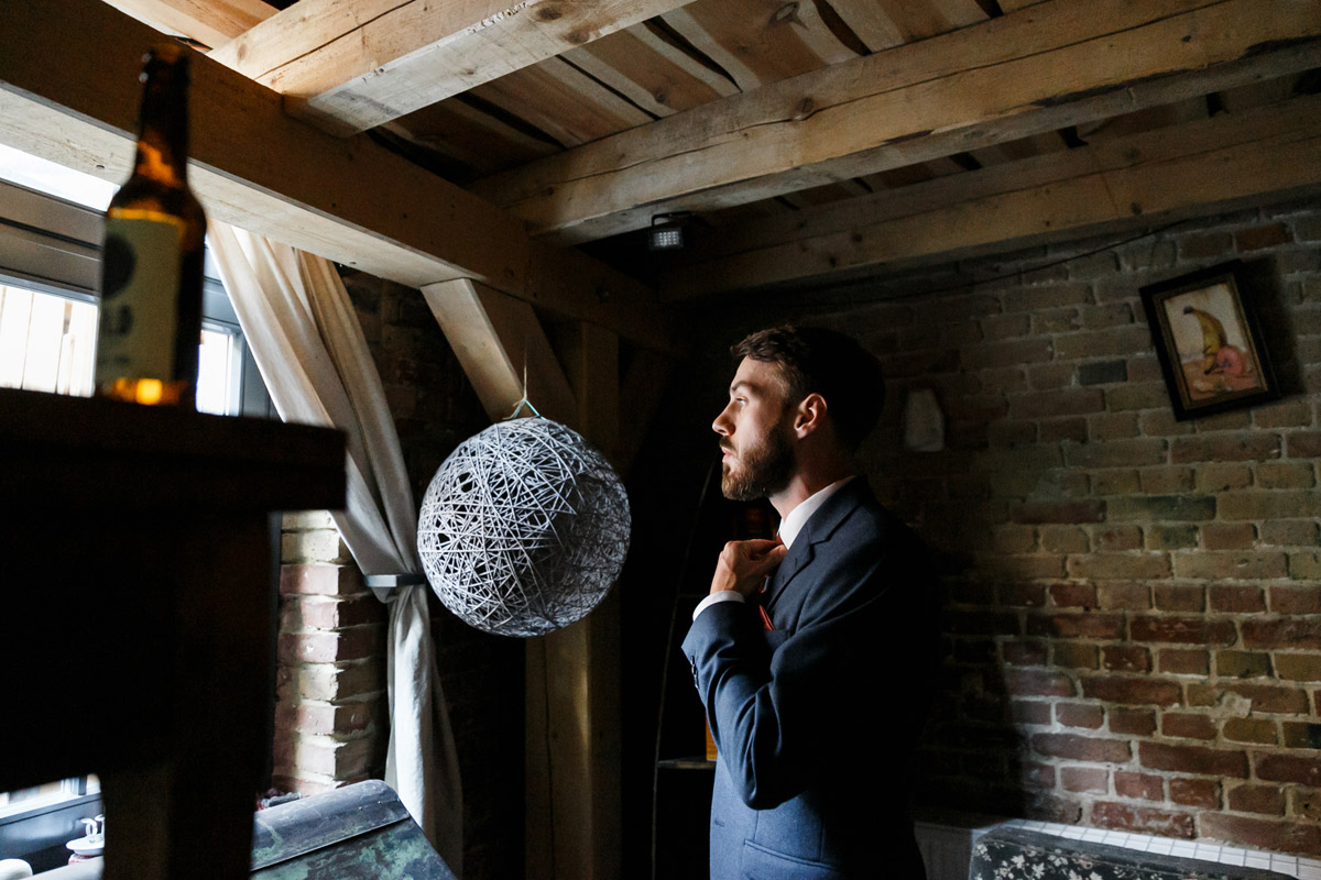 Hochzeitsreportage vom Getting Ready des Bräutigams in Berlin-Friedrichshain