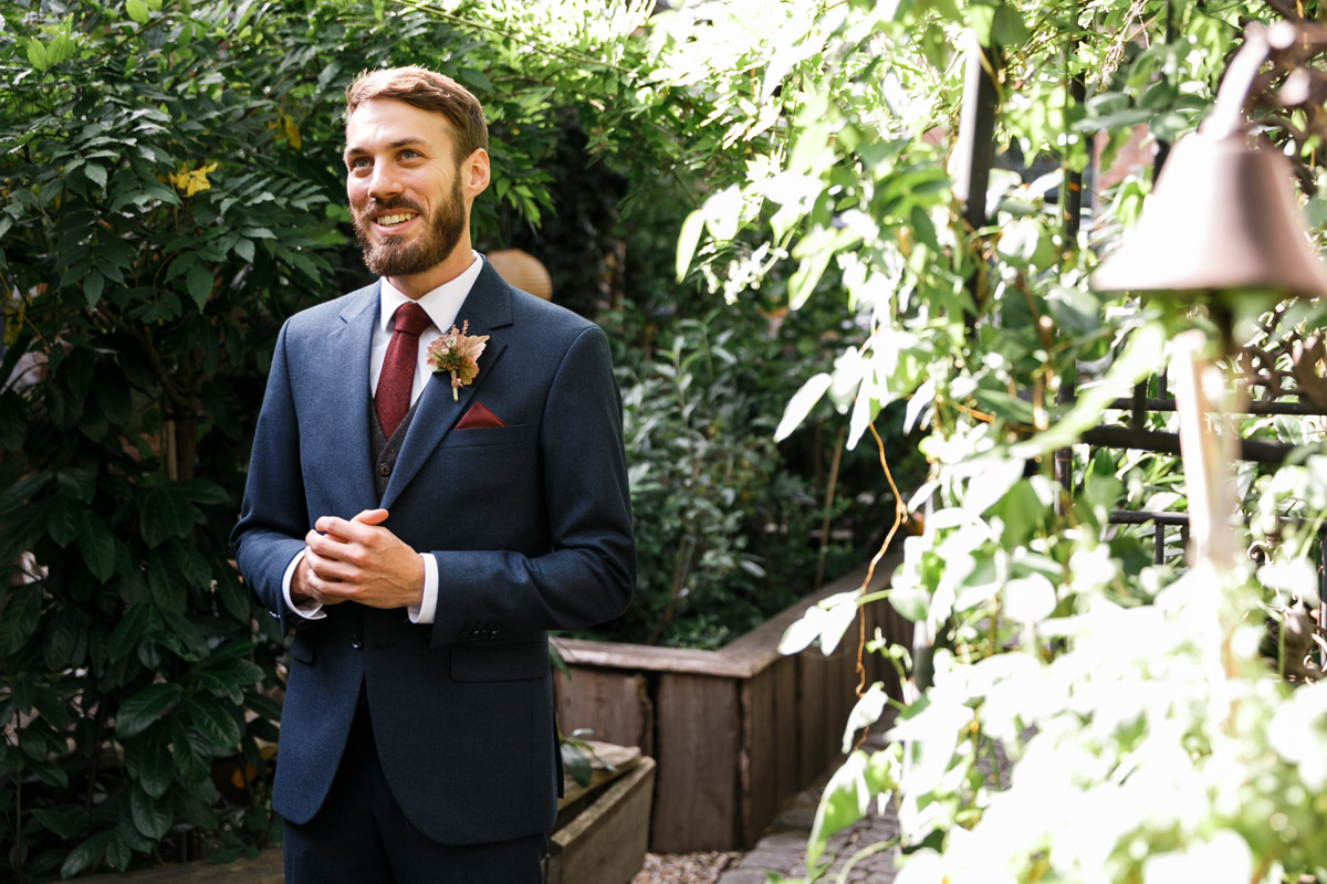 Hochzeitsfoto von wartendem Bräutigam