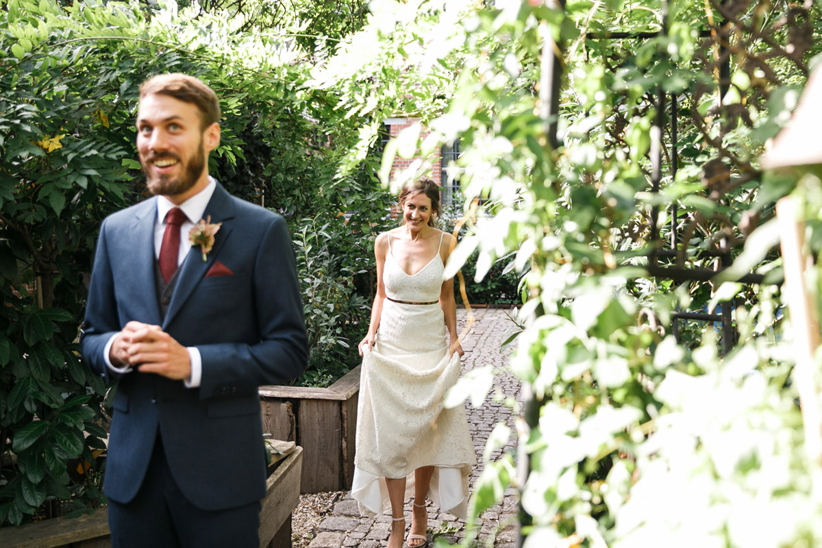 Braut läuft auf Bräutigam zu