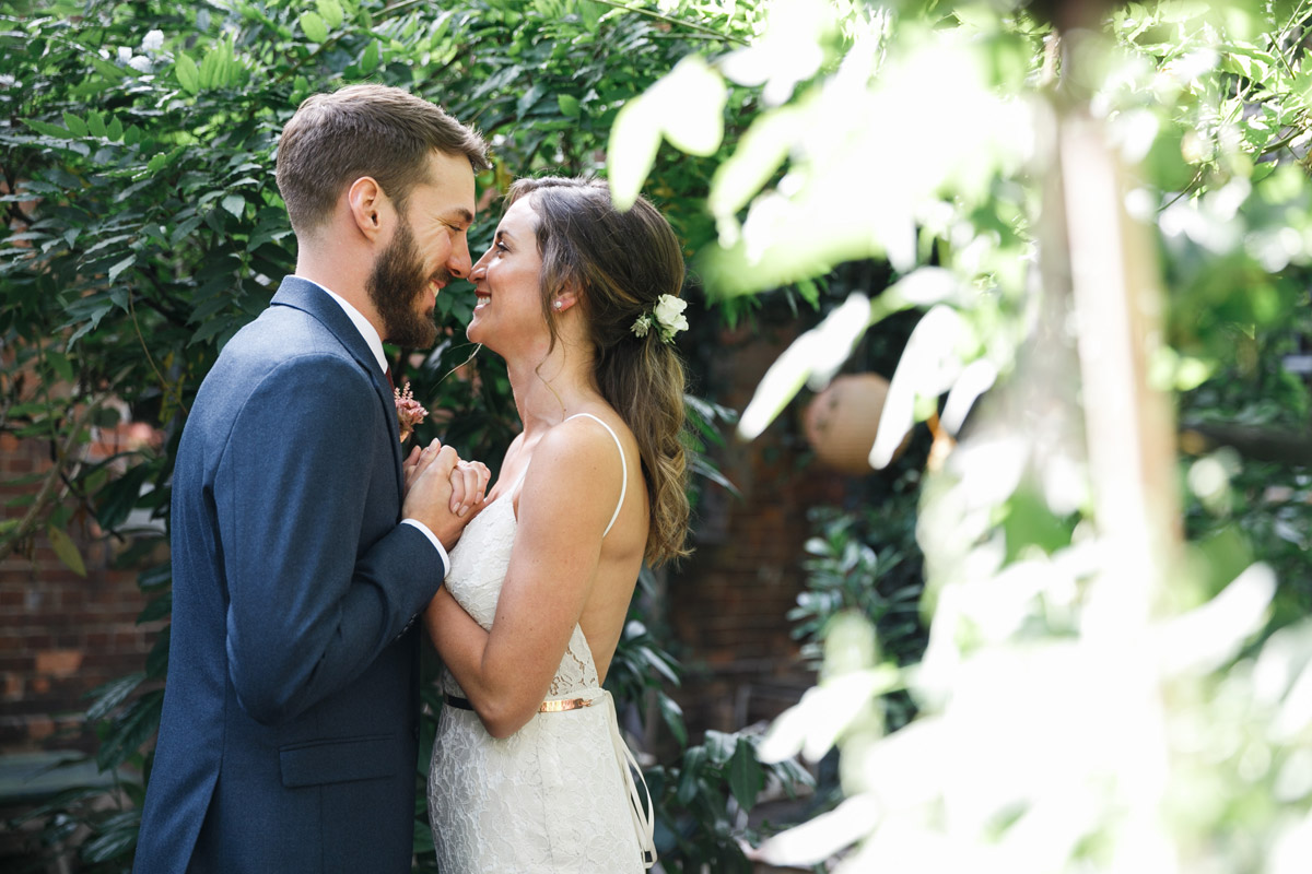 Brautpaar sieht sich zum ersten Mal am Hochzeitstag