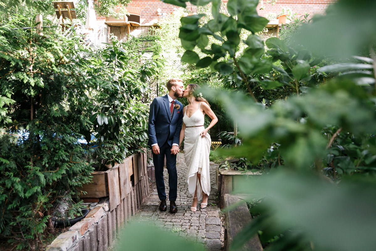 Brautpaar geht durch den Garten im OSD