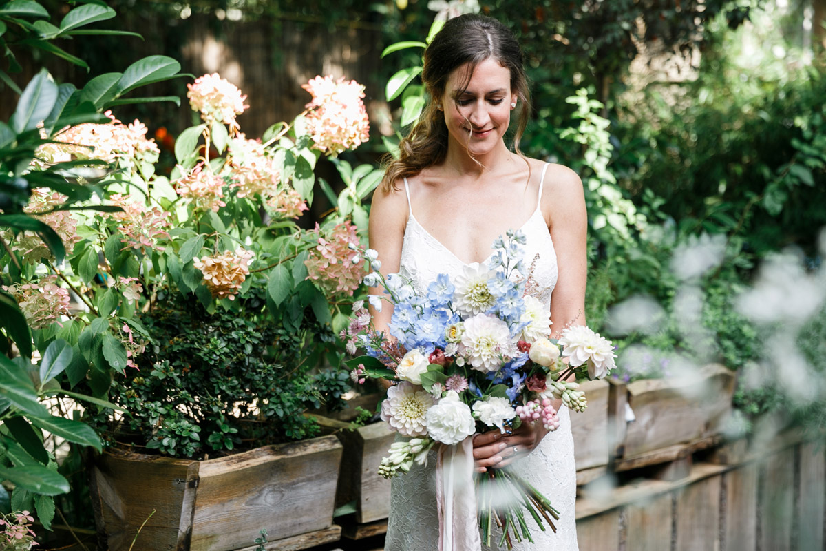 Braut schaut auf ihren Brautstrauß