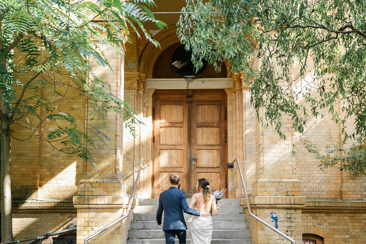 Brautpaar geht zur Fotolocation in Friedrichshain