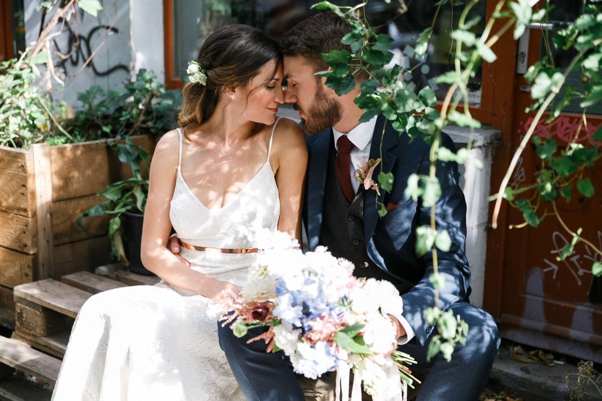 verträumtes Brautpaarfoto: Paar kuschelt auf einer Bank