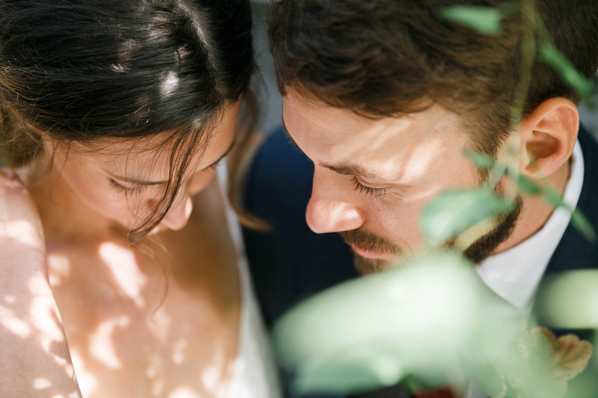 modernes Close-Up vom Hochzeitspaar