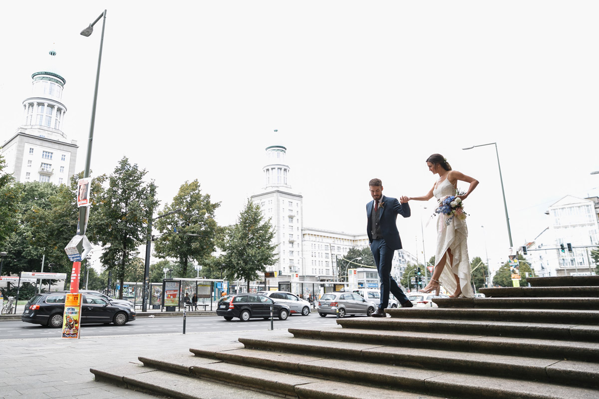 natürliches Brautpaarfoto am Frankfurter Tor