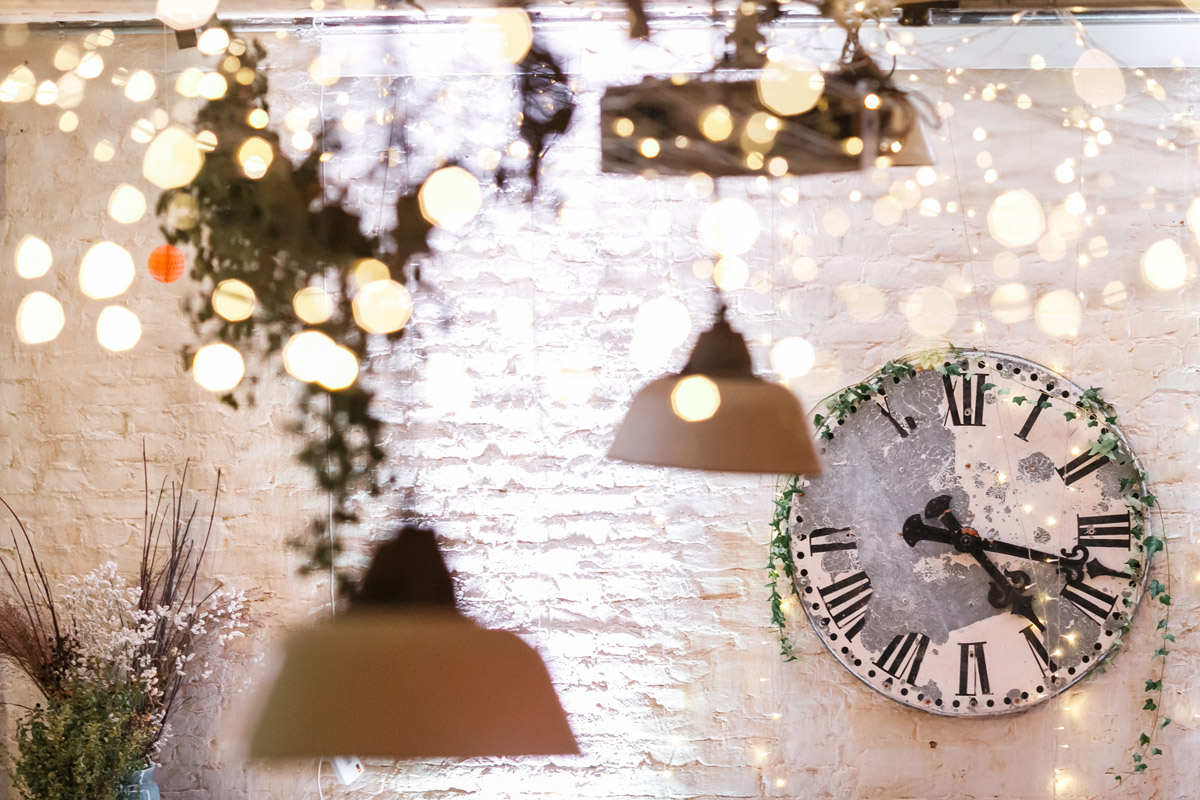 Detailaufnahme Vintage Uhr im Old Smithy Dizzle