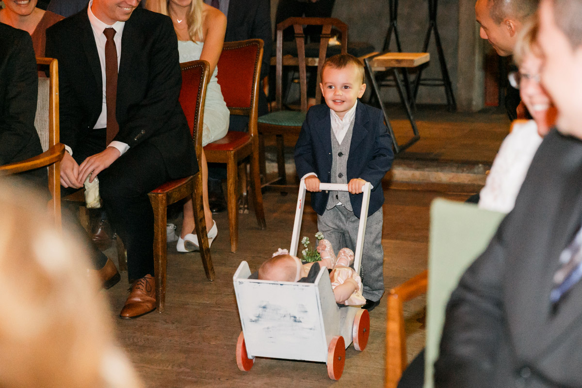 Einzug zur Trauung mit Ringjungen