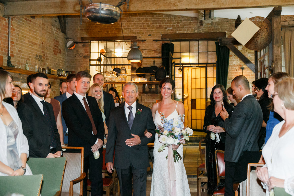 Braut zieht mit Vater ein