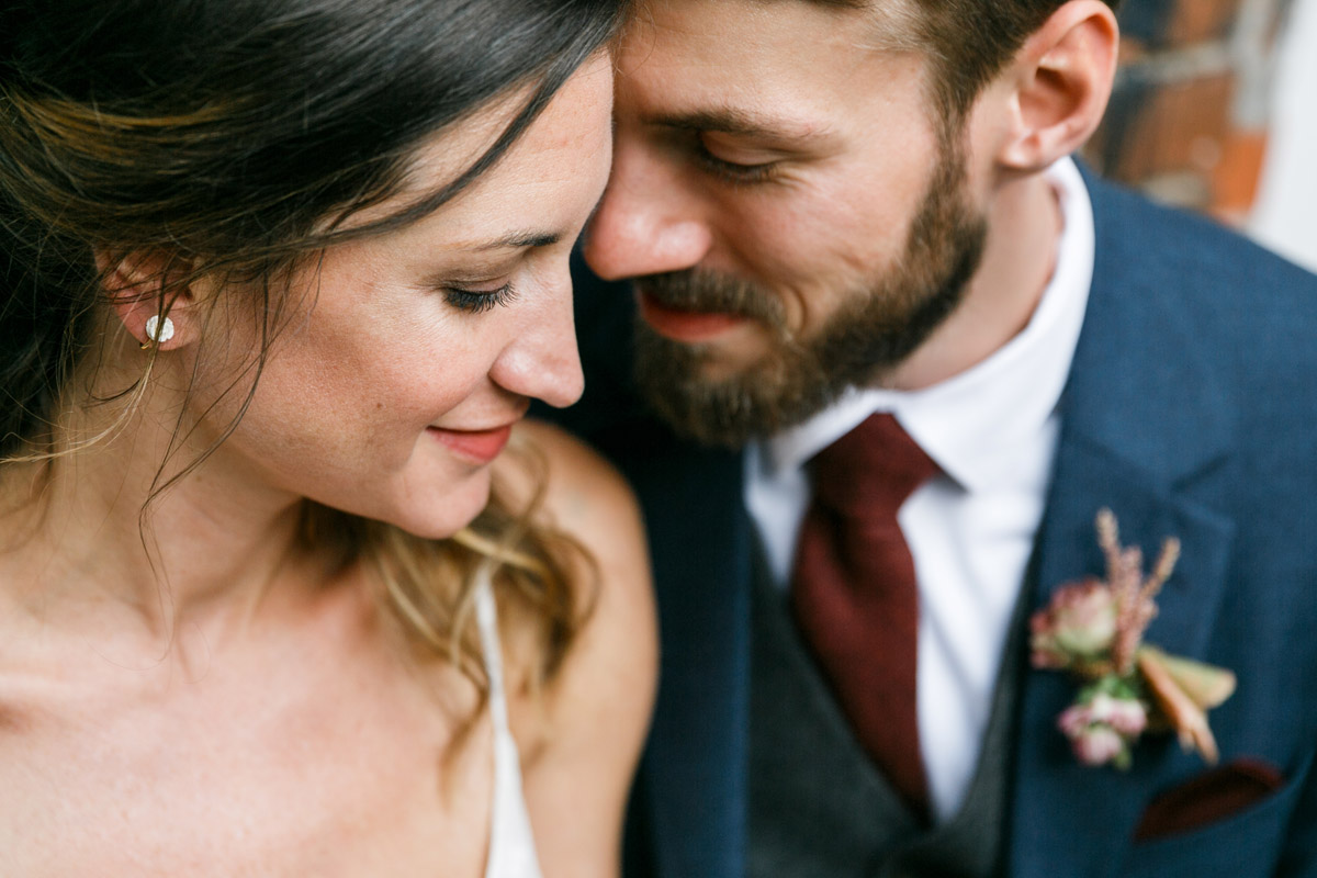 Emotionale Hochzeitsfotografie Berlin: Intimes Close-up-Portrait des verliebten Brautpaares in vertrauter Zweisamkeit