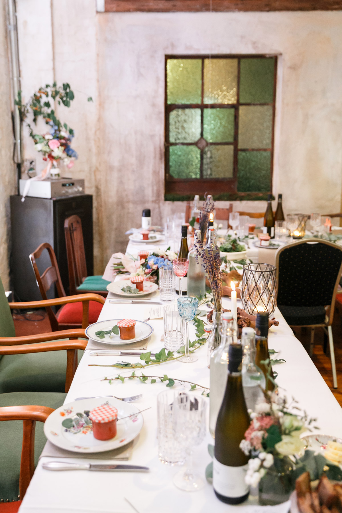 Festliche Tischdekoration Hochzeit: Liebevoll gedeckte Tafel im Industrie-Chic mit Kerzenschein, Eukalyptus und selbstgemachten Gastgeschenken
