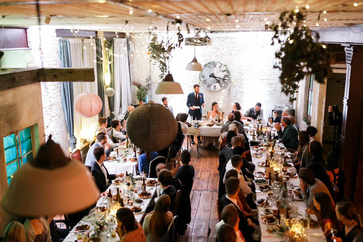 Übersichtsaufnahme Festsaal Hochzeitslocation Berlin Friedrichshain mit grünem Garten