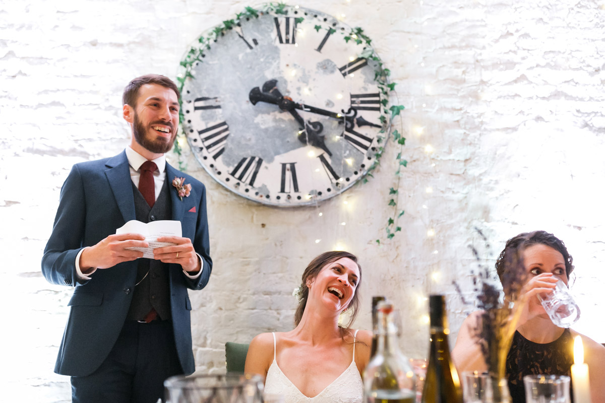 Old Smithy's Dizzle Hochzeitsfeier: gerührtes Brautpaar bei Rede Trauzeugin