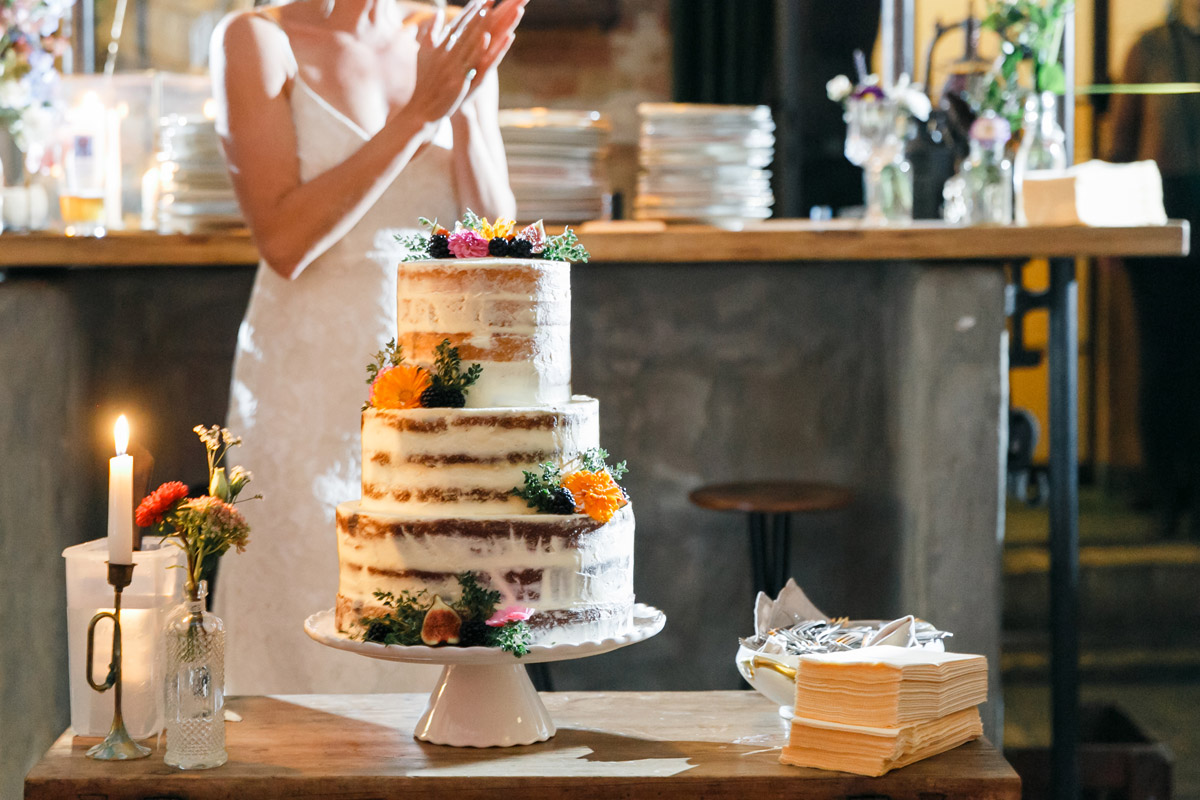 Dreistöckige Naked-Cake-Hochzeitstorte bei Hochzeitsfeier in Friedrichshain