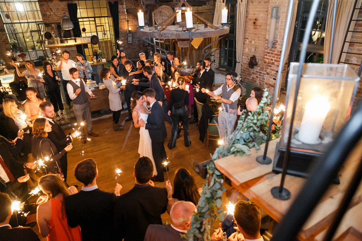 romantisches Hochzeitsfoto vom Eröffnungstanz