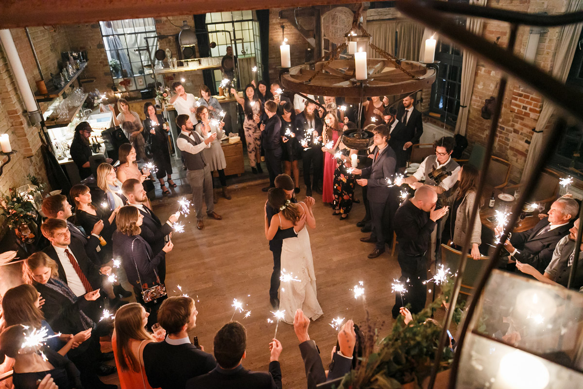 Hochzeitsreportage Old Smithy's Dizzle: Hochzeitstanz von oben mit Wunderkerzen