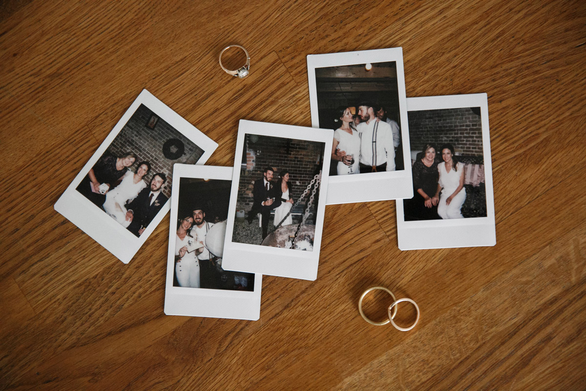 Polaroid-Fotos und Eheringe der Hochzeit im Old Smithy's Dizzle