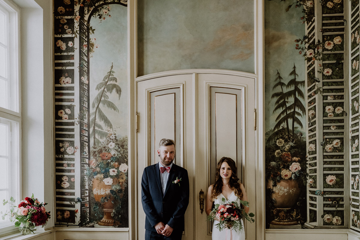 Hochzeitsfotograf Berlin Mitte: Elegantes Brautpaar-Portrait vor den historischen Wandmalereien und Türen im Standesamt Ermelerhaus