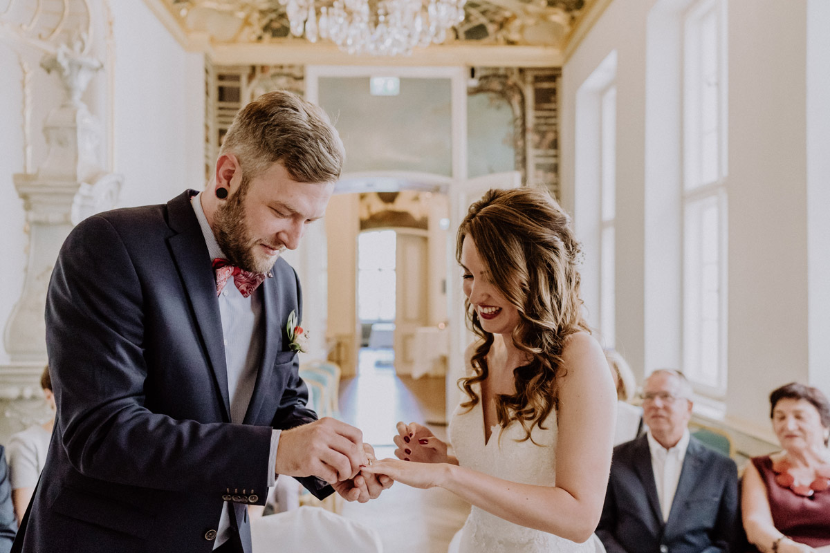 Ringtausch bei der Hochzeit im Ermelerhaus Berlin: Bräutigam steckt der strahlenden Braut den Ehering an