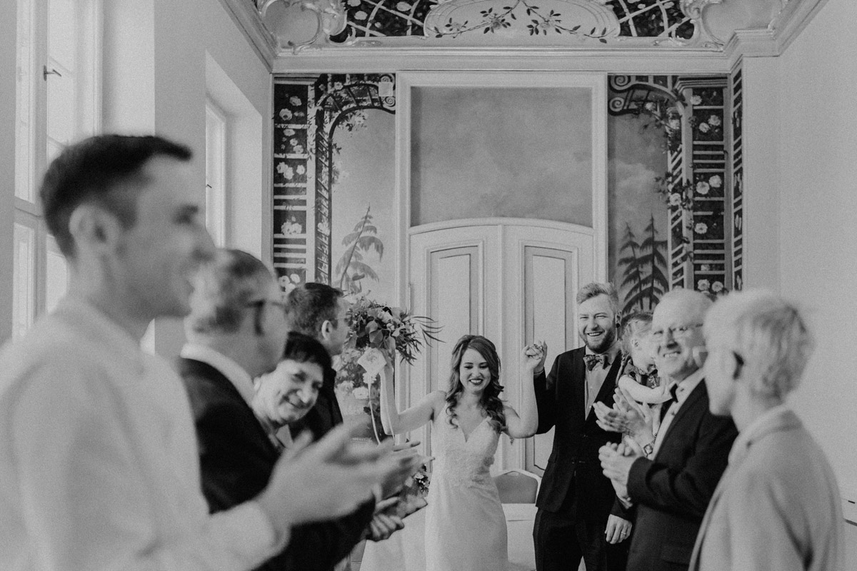 Ausgelassene Stimmung nach dem Ja-Wort: Überglückliches Brautpaar jubelt mit seinen Hochzeitsgästen im Ermelerhaus