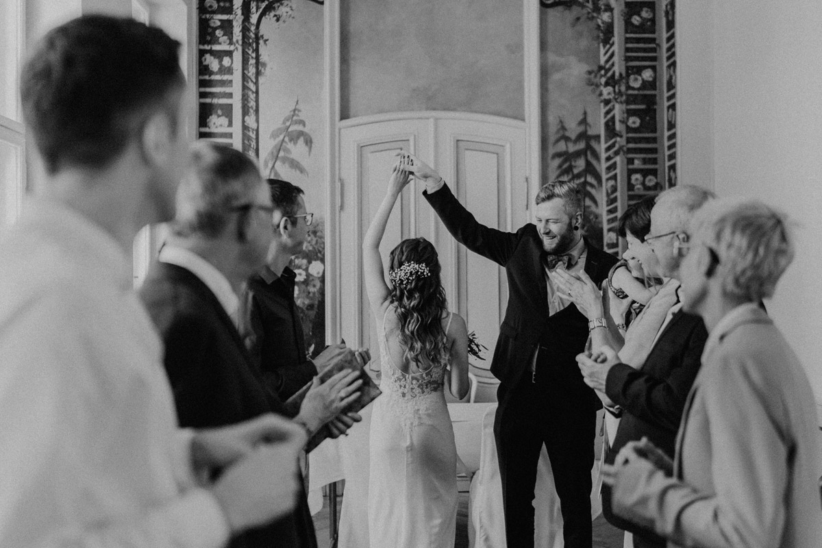 Romantischer Moment: Brautpaar tanzt spontan nach der Trauung im Rosenzimmer des Standesamts Mitte