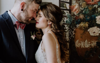 Hochzeitsfotograf Berlin Mitte: Sinnliches Brautpaar-Portrait in inniger Zweisamkeit vor den historischen Wandmalereien im Standesamt Ermelerhaus