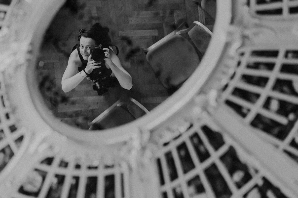 Eure Hochzeitsfotografin Melanie Meißner aus Berlin in Aktion: Spiegelselfie mit der Kamera während der Reportage im Ermelerhaus
