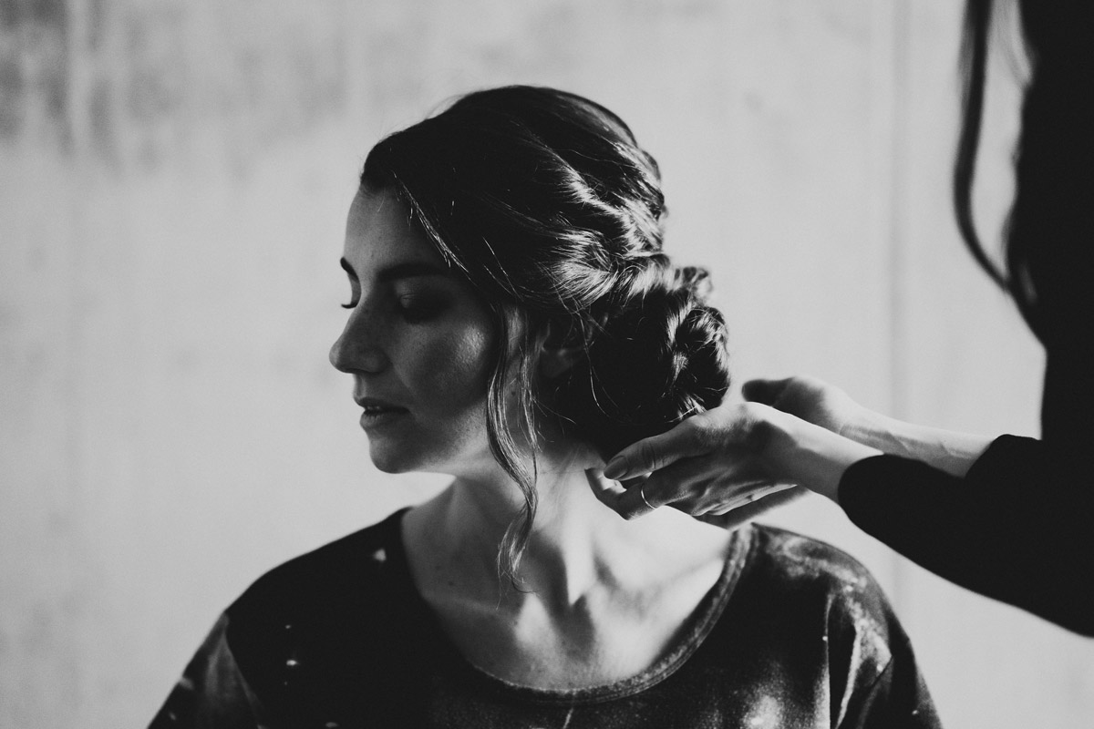 Brautstyling für das Elopement: Eleganter seitlicher Dutt