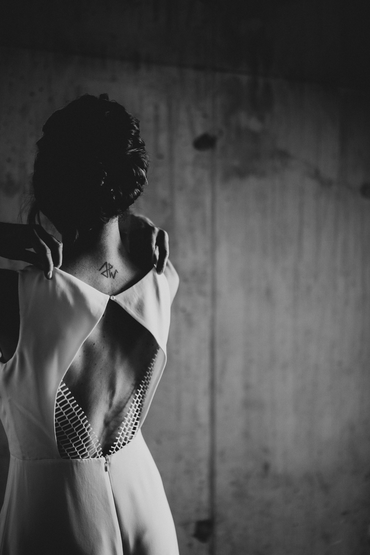 Braut von hinten mit Tattoo und tiefem Rückenausschnitt im Jumpsuit