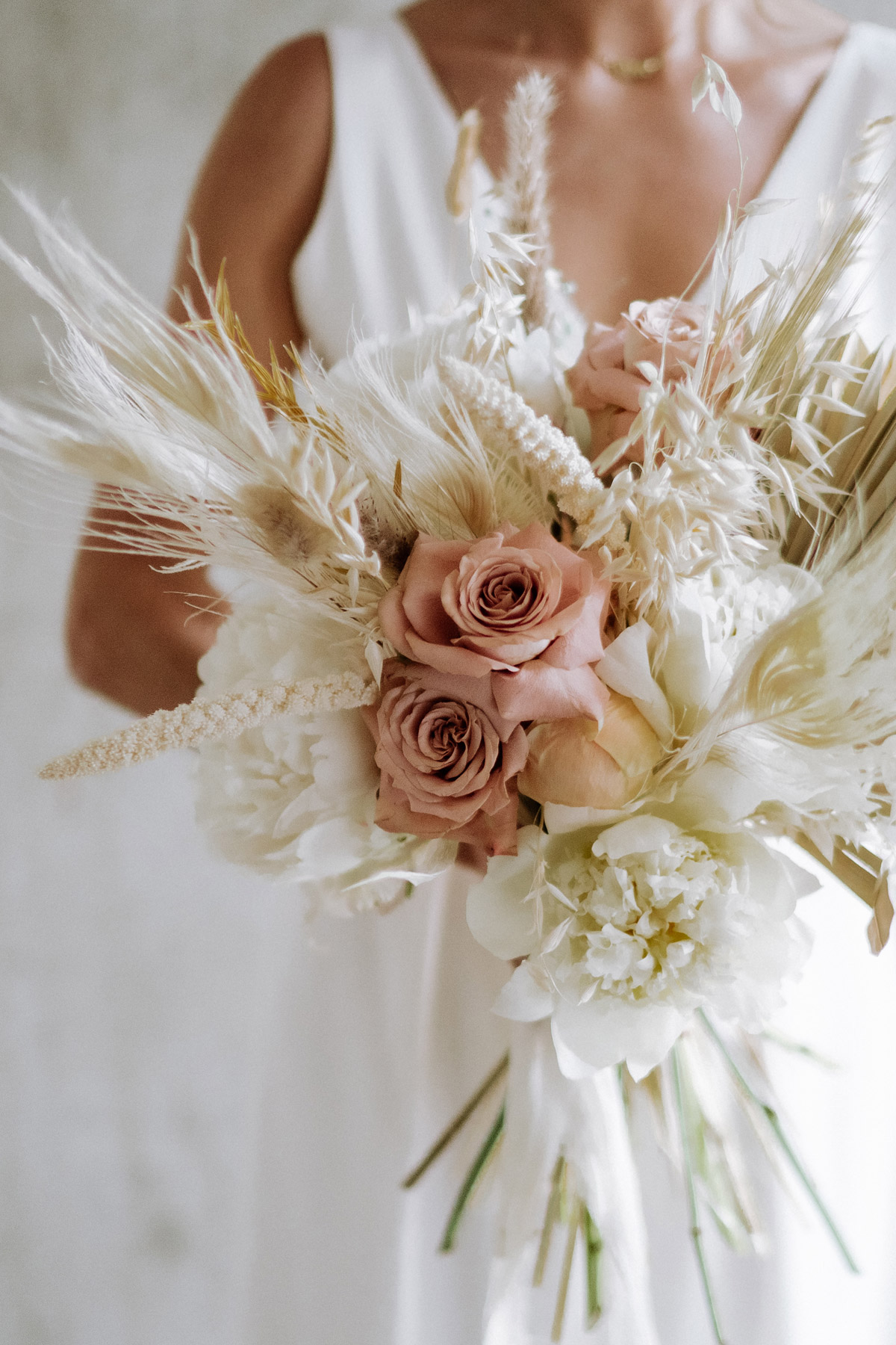 Brautstrauß mit Rosen und Trockenblumen von flores y amores Berlin