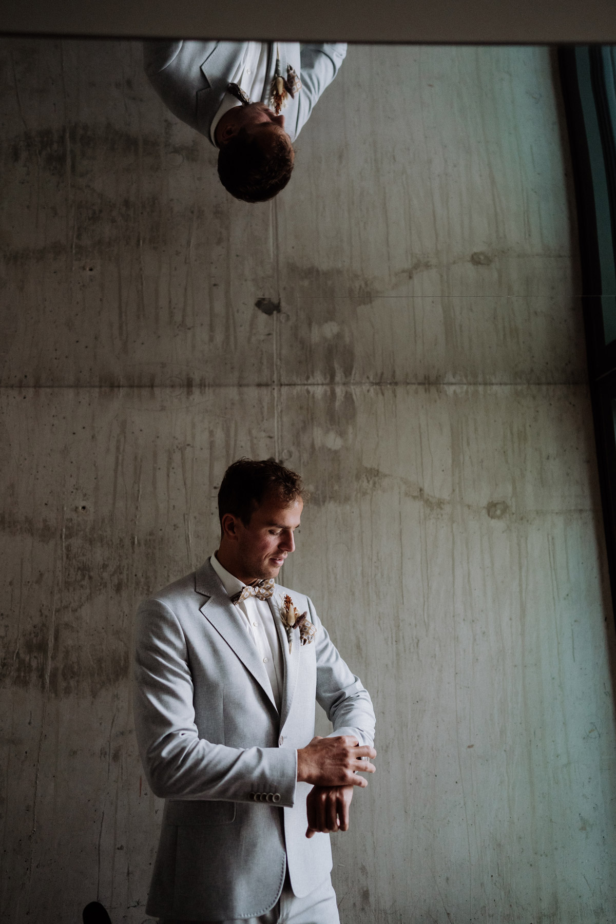 Fotos vom Ankleiden des Bräutigams