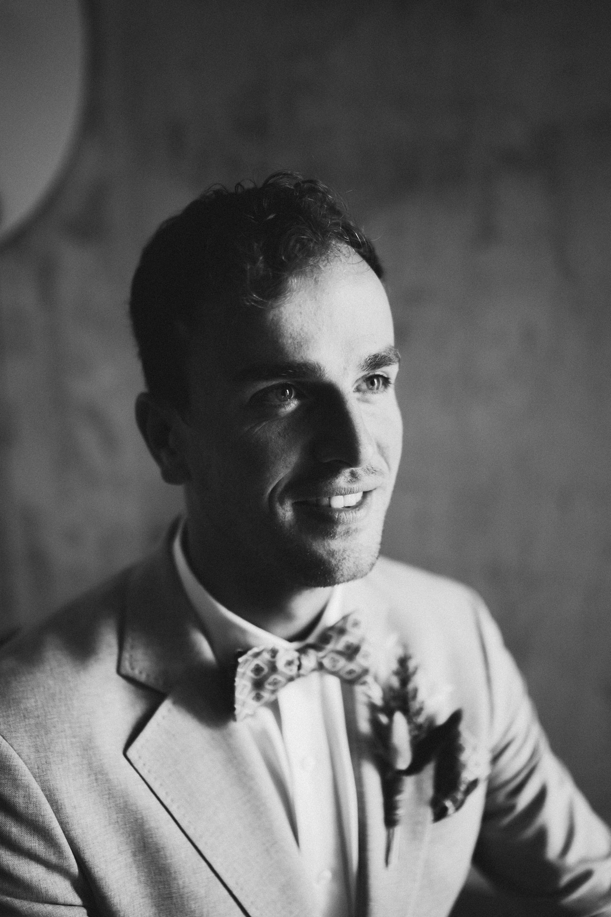 Portrait des Bräutigams im Profil