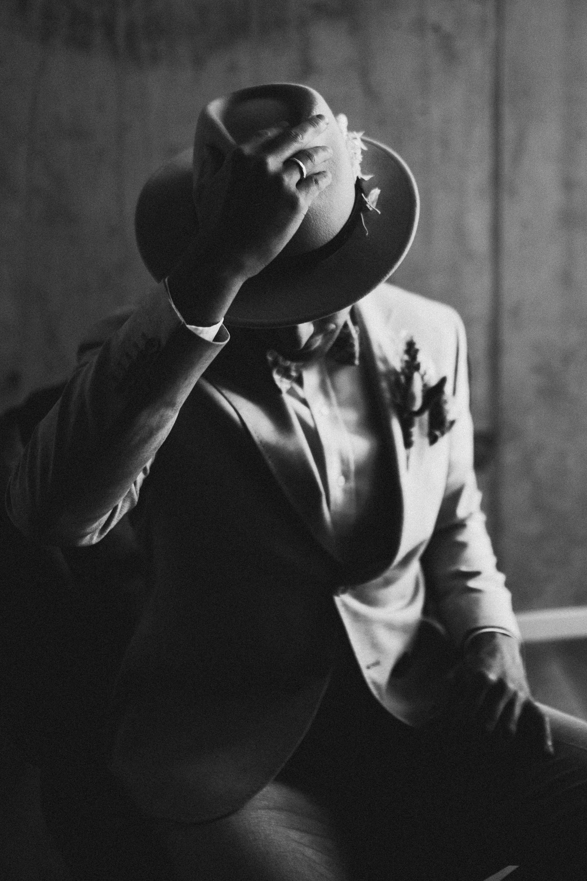 Stilvoller Bräutigam mit Hut beim Getting Ready