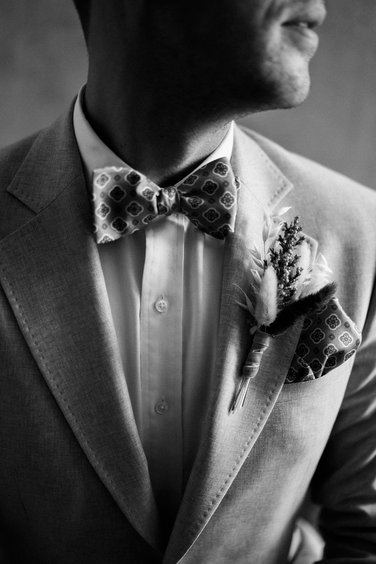 Detailaufnahme der Fliege am Bräutigam