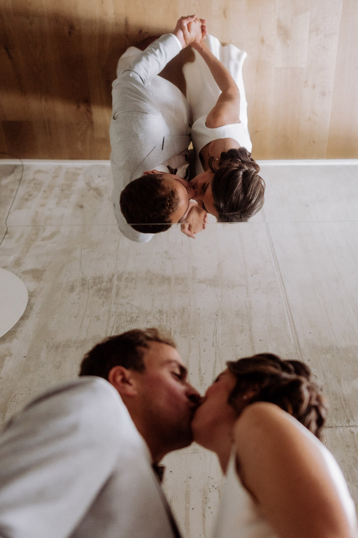 Emotionaler First Look Kuss des Brautpaares