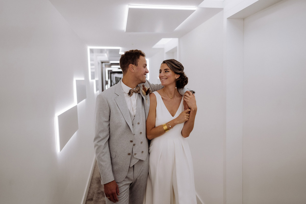 Hochzeitsreportage Berlin: Brautpaar läuft durch den Flur des Hotels