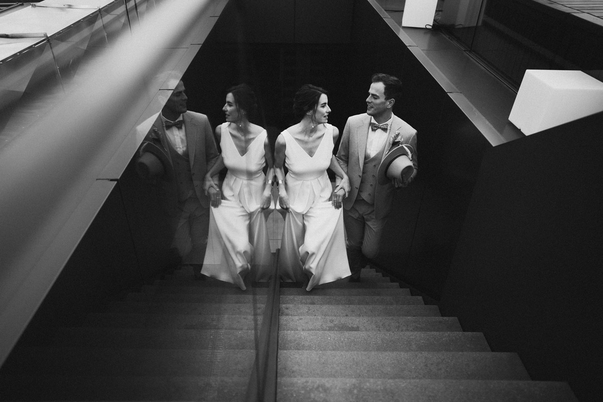 Brautpaar steigt gemeinsam die Treppe hoch