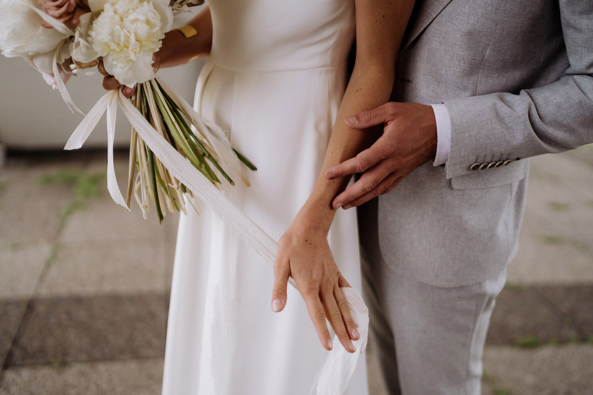 Detailaufnahme der Hände vom Paar in Bewegung