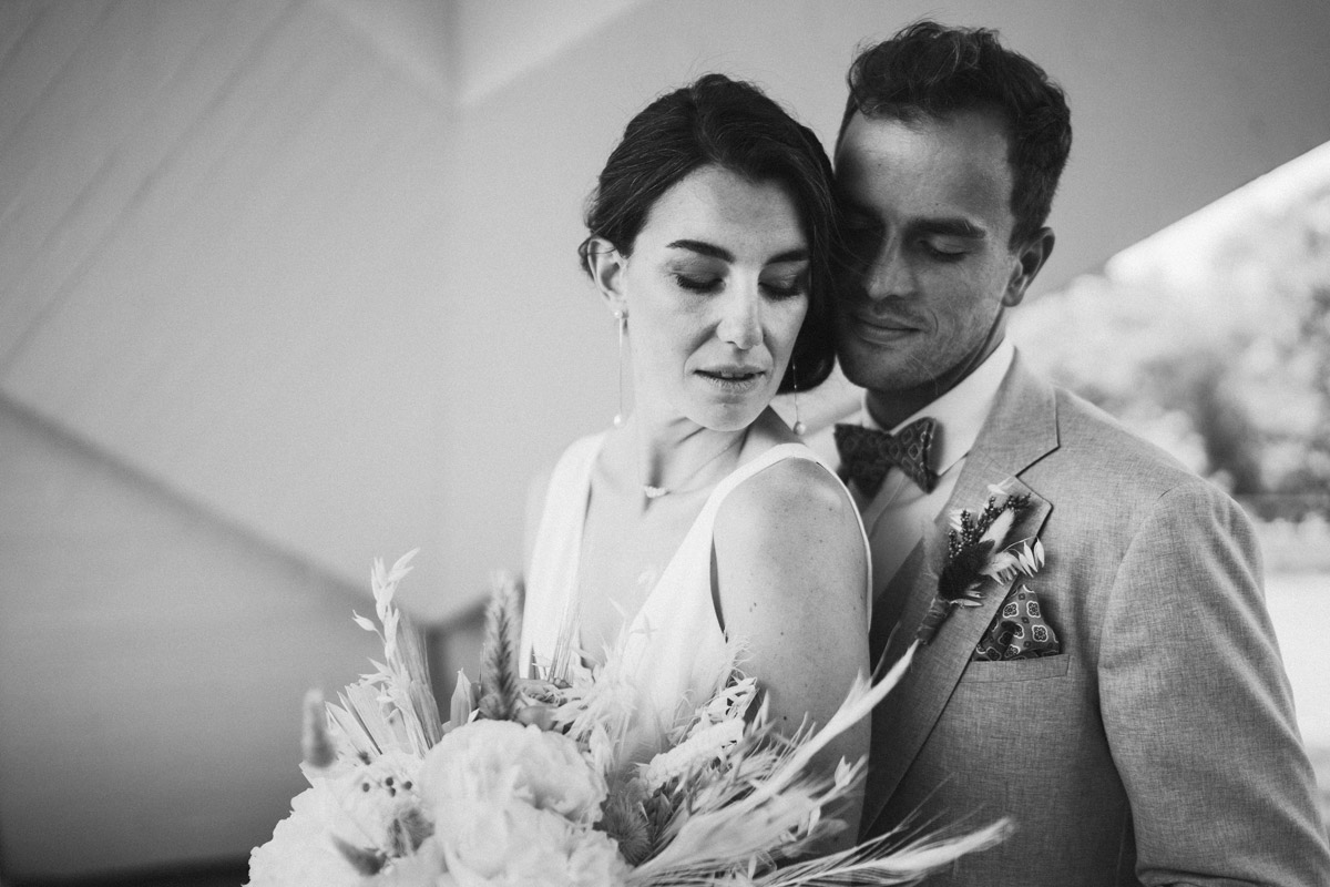 Porträt des schmusenden Paares in Schwarz-Weiß