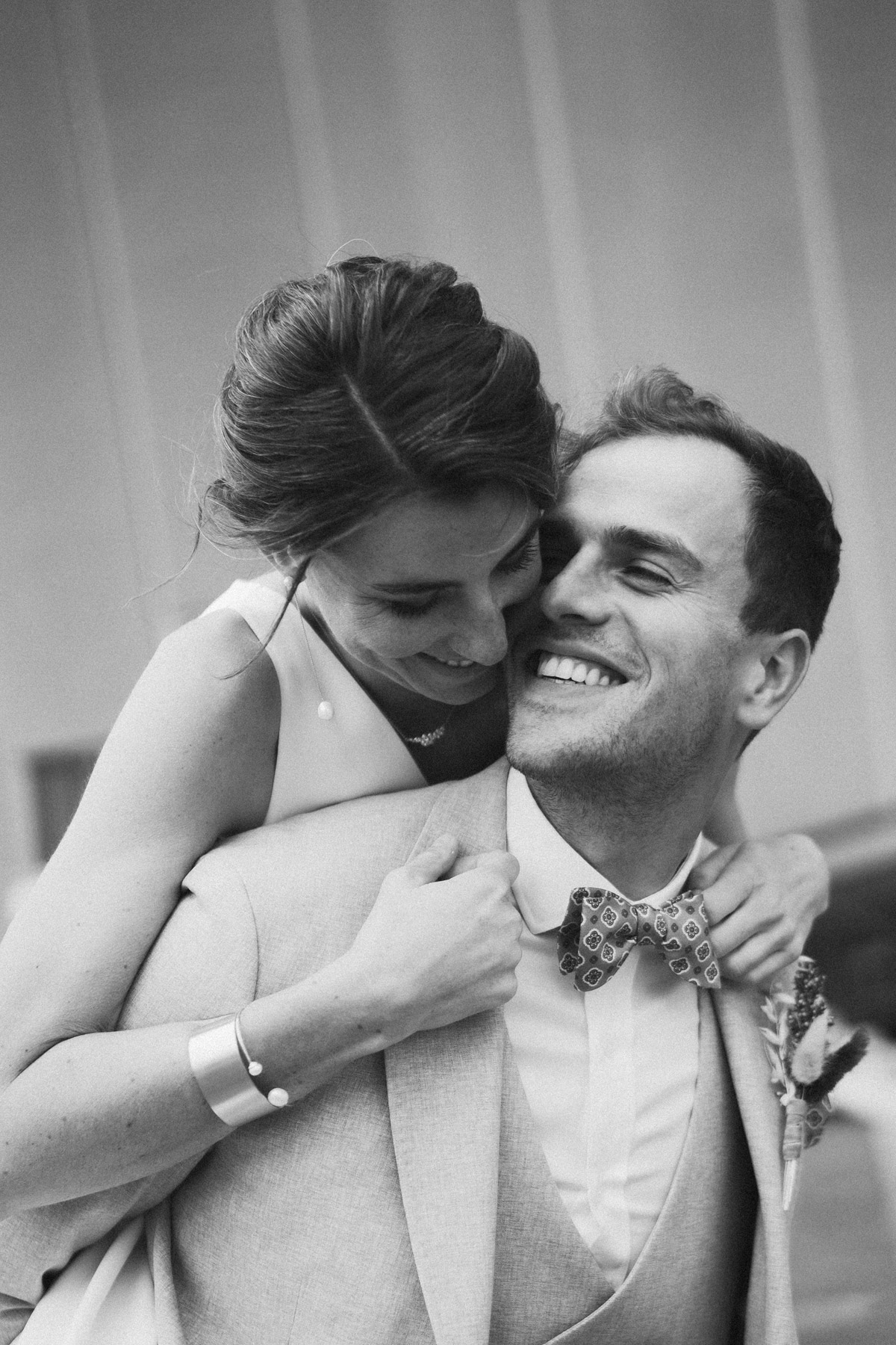 Porträt Bräutigam mit schmusender Braut an seiner Wange