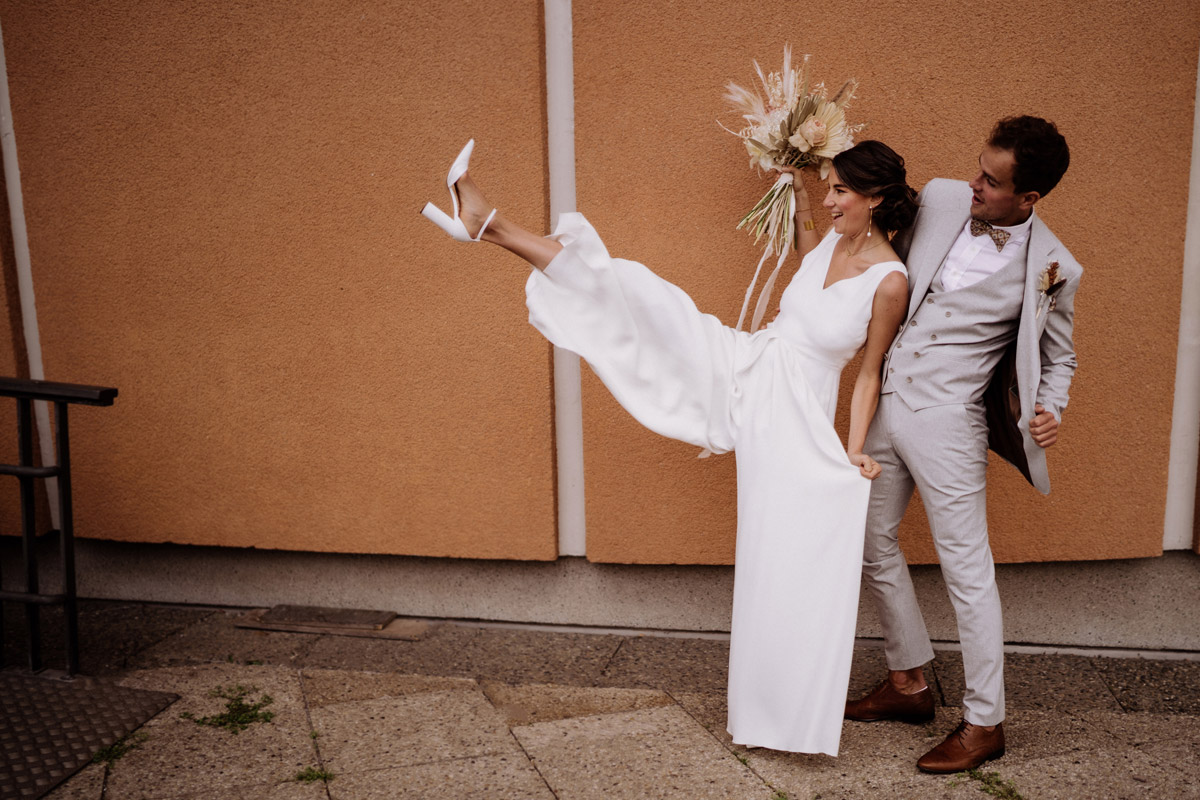 Exklusive Arbeit vom Hochzeitsfotograf Berlin: Dynamisches Brautpaar-Shooting vor der Architektur des HKW